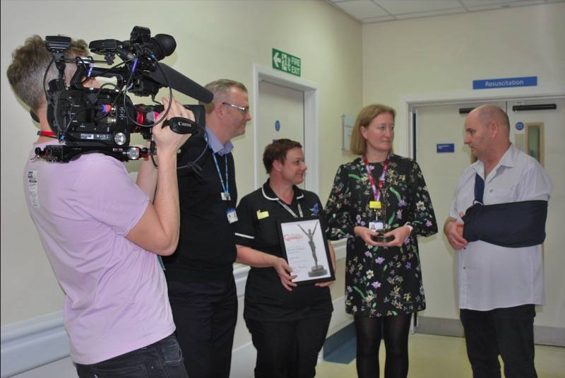 Main image for Resus team presented with gong