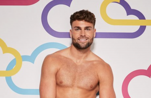 Main image for Love Island Tom is cracking on!